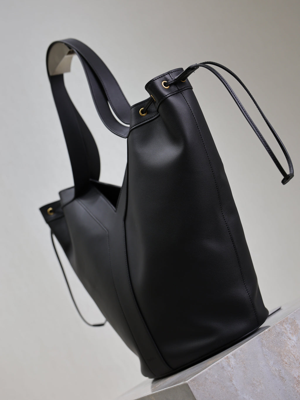 YSL 25S Y LARGE HOBO 50 IN BLACK CALFSKIN GOLD HARDWRE