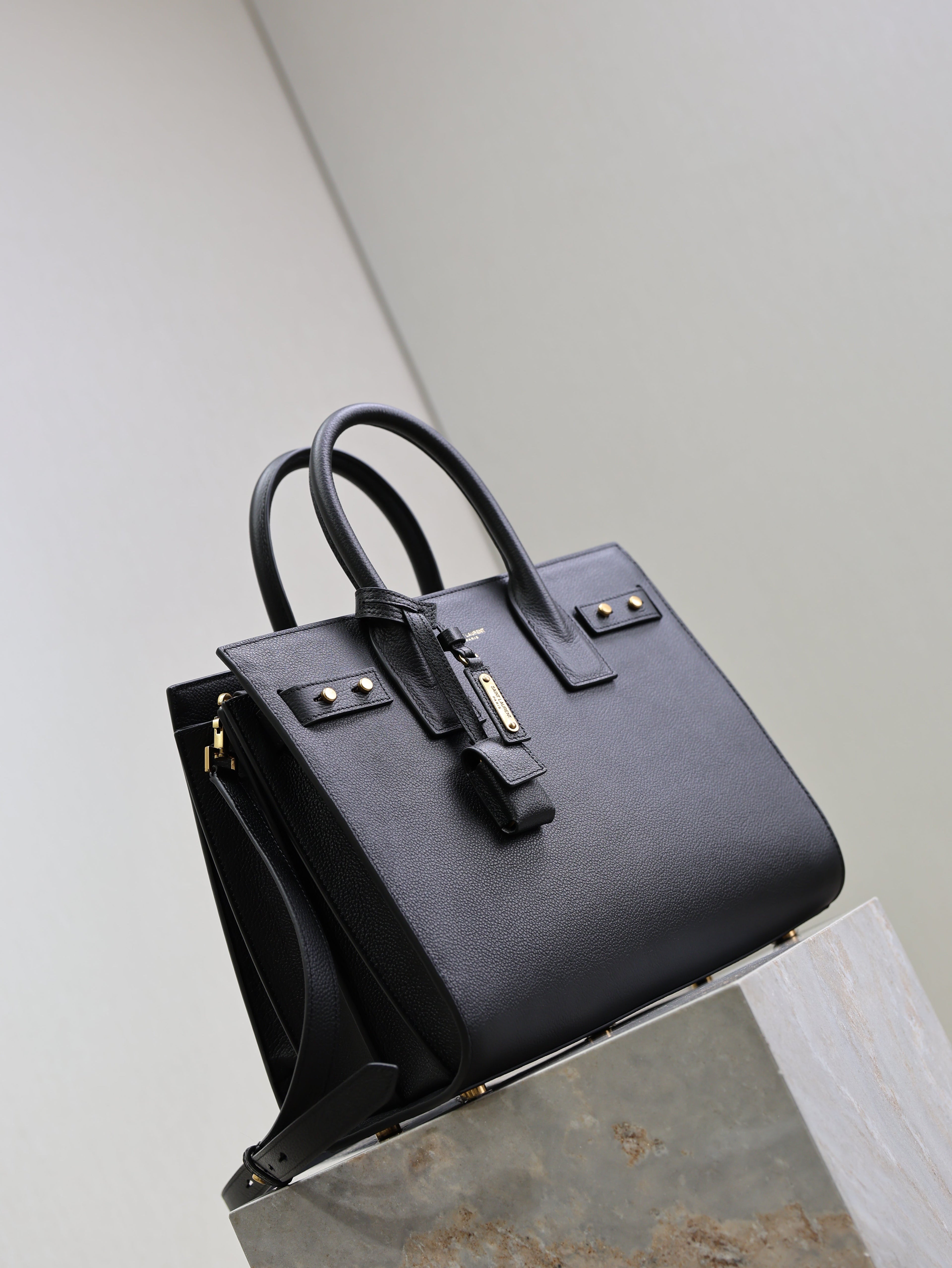 YSL 25S SAC DE JOUR GM 32 IN BLACK SUPPLE GRAINED CALFSKIN GOLD HARDWRE
