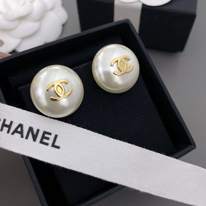 18K  Chanel Pearl Gold Round Earrings