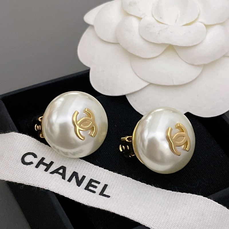 18K  Chanel Pearl Gold Round Earrings