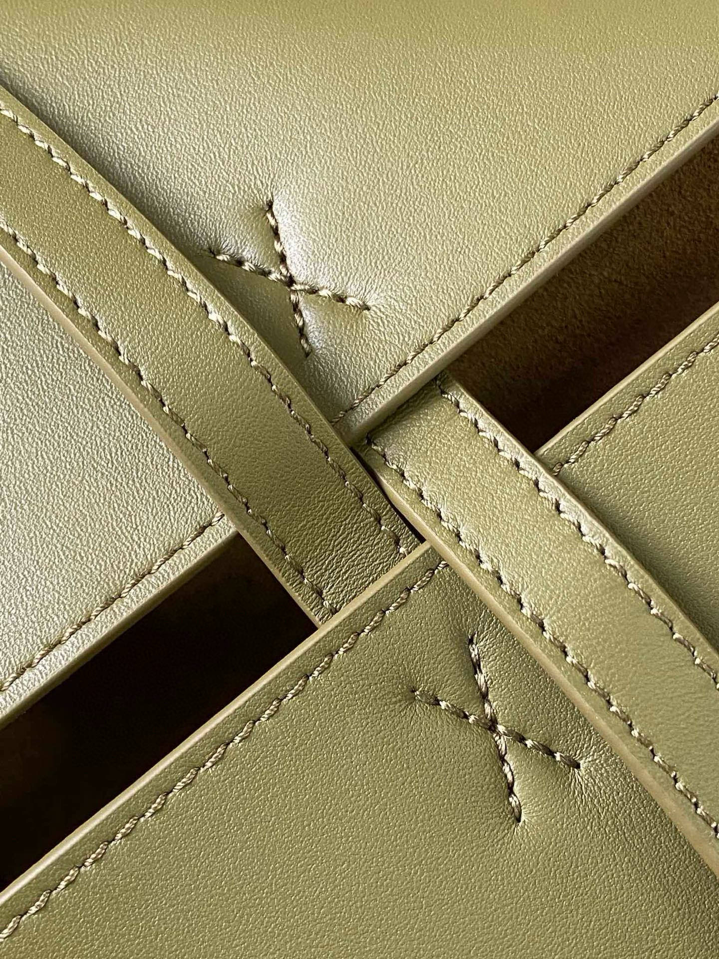 LOEWE 25S PUZZLE FOLD BAG 31 IN OLIVE GREEN AND DARK BLUE SHINY CALFSKIN