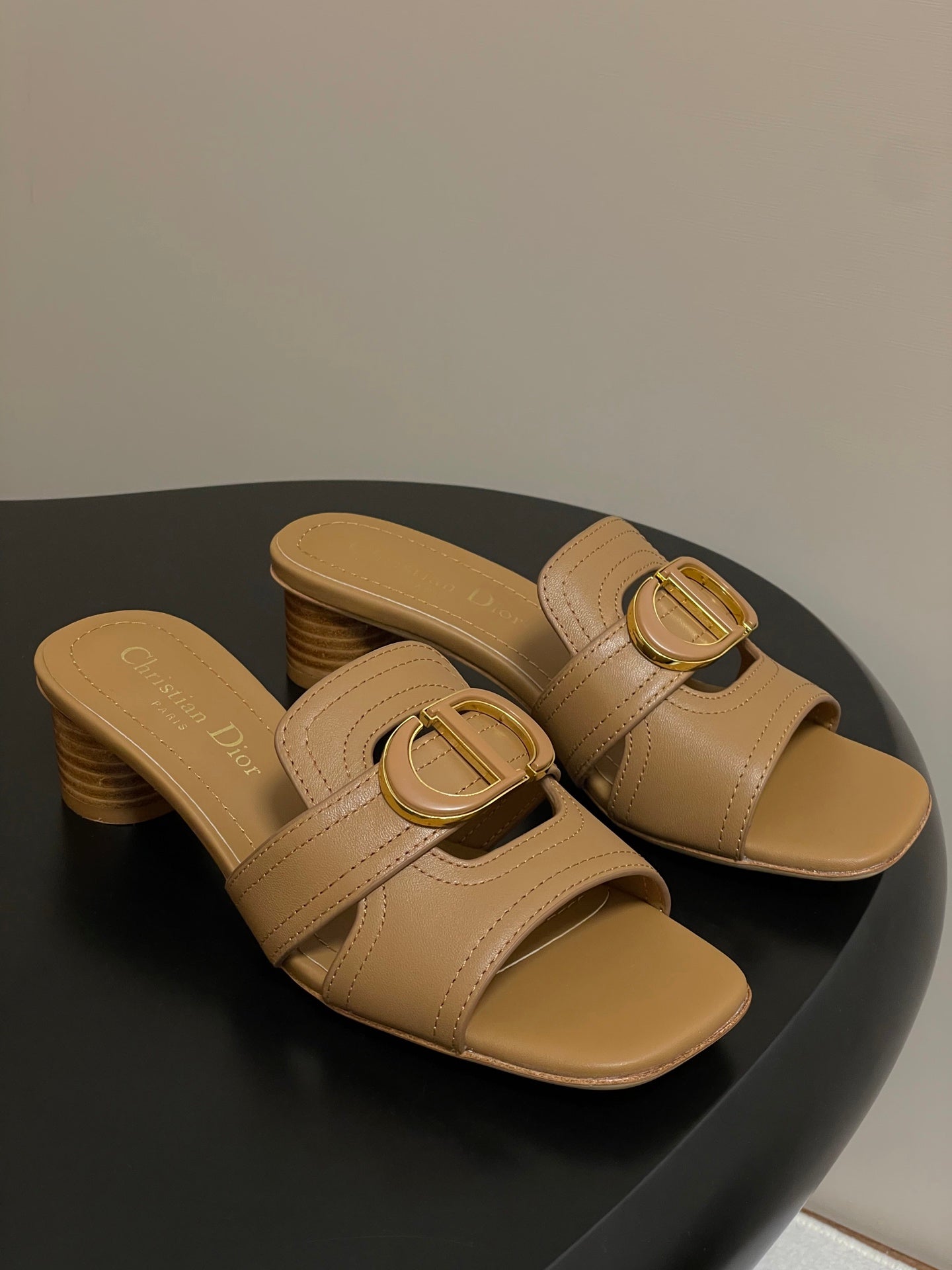 DIOR HIGH HEEL CLASSIC MONTAIGNE 40 MM 25S IN LIGHT BROWN LAMBSKIN WITH CD LOGO