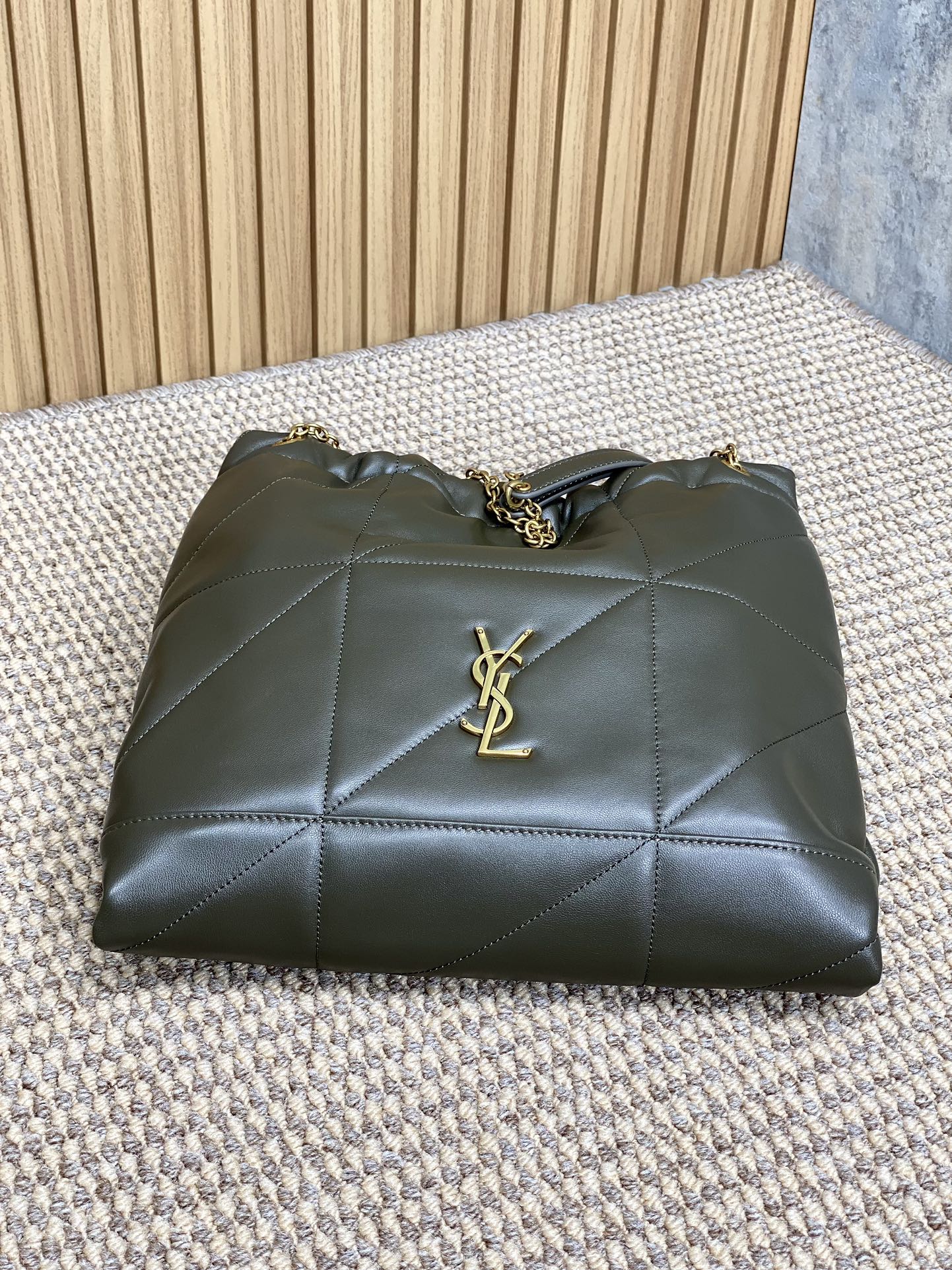 DRAWSTRING CHAIN STRAP SHOULDER BAG 39 IN DARK GREEN QUILTED CALFSKIN