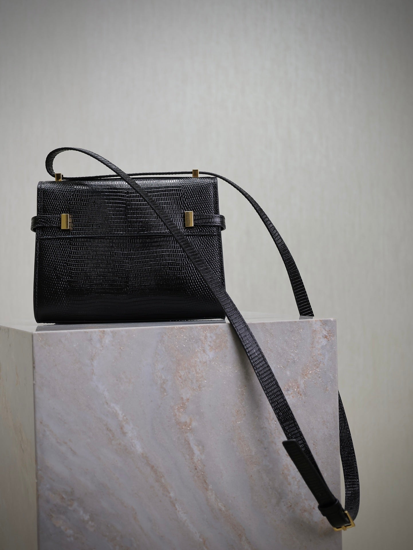 YSL 25S MINI MANHATTAN 19 IN BLACK SHINY CROCODILE CALFSKIN GOLD HARDWARE