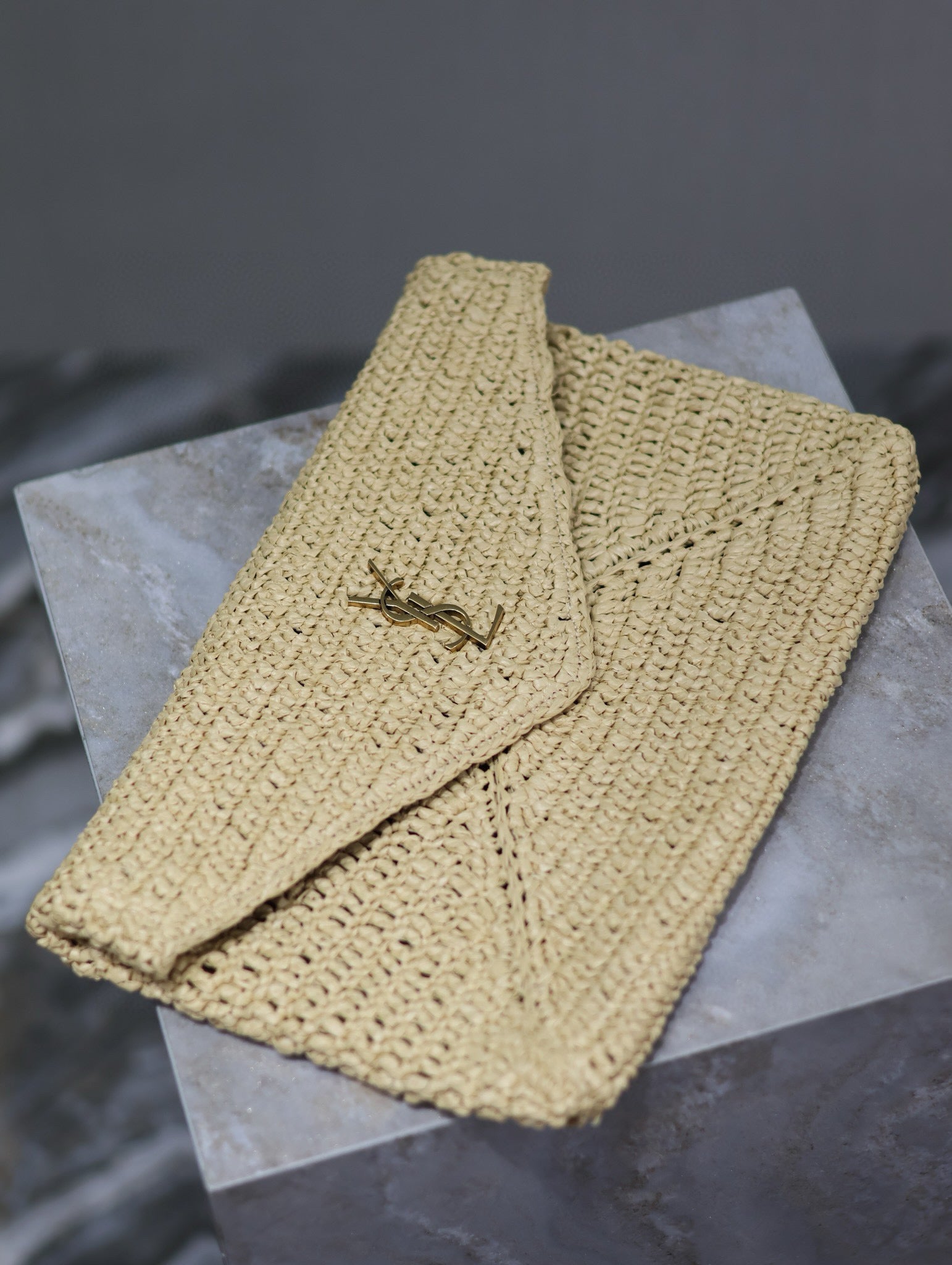 YSL 25S CASSANDRE LARGE ENVELOPE POUCH 29 IN NATURAL RAFFIA GOLD HARDWARE